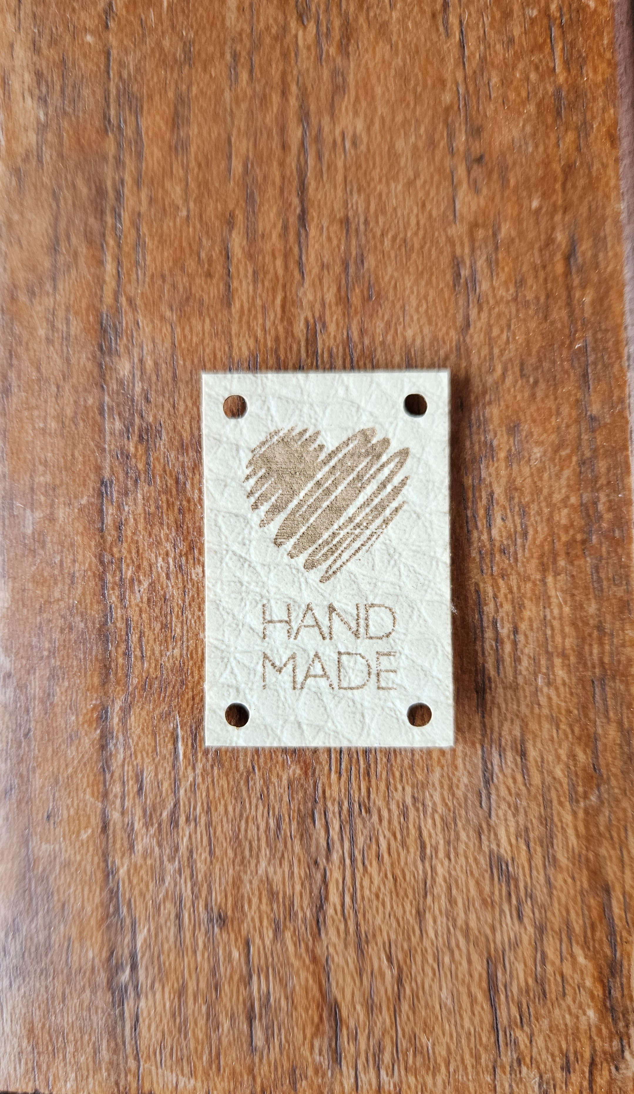 cedulka HAND MADE srdce ekokůže 20 x 30 mm KRÉMOVÁ